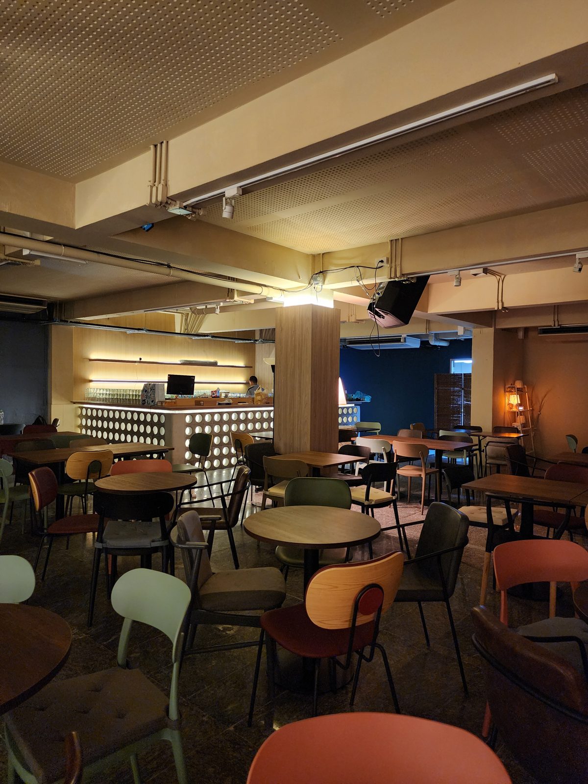 พื้นที่นั่งทั้งร้านกับเคาน์เตอร์บาร์