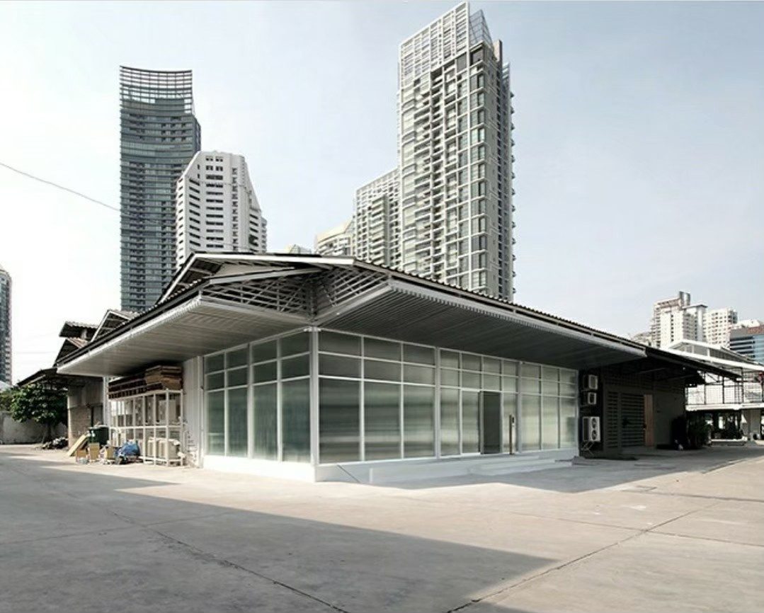 อาคารผนังกระจกกรอบอลูมิเนียมในพื้นที่โรงงาน